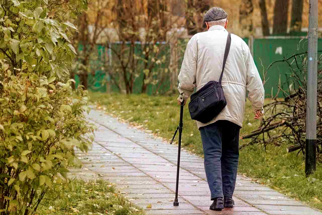 喉の健康を保ちながら穏やかに暮らすシニアの生活イメージ