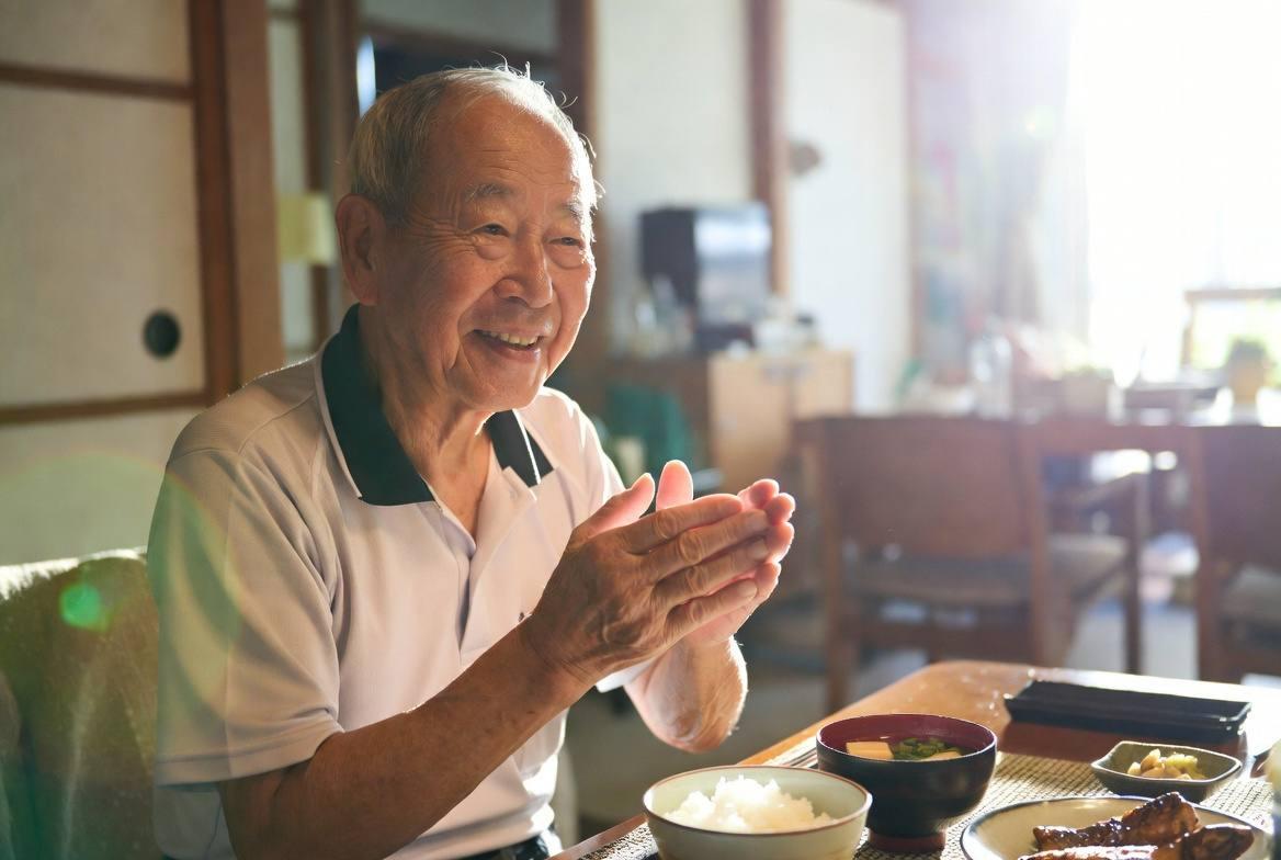 安心した老後生活を楽しむ笑顔のシニア夫婦