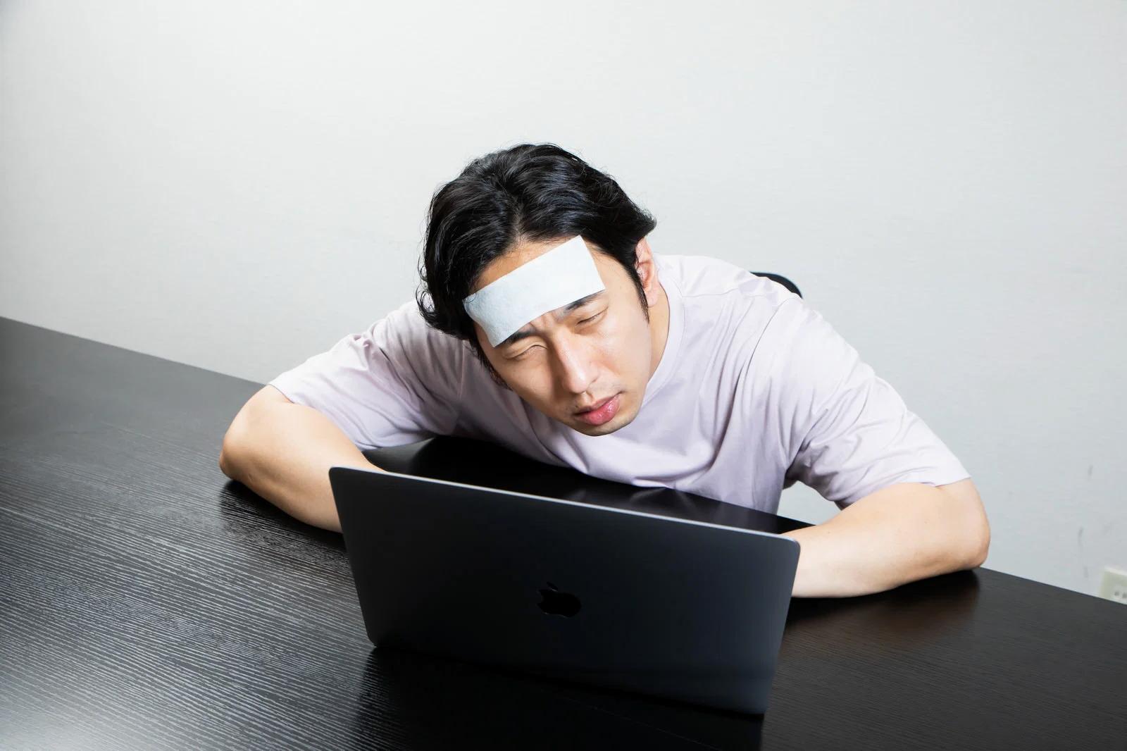 膝や腰を守るためのスクワットの注意点を説明するイメージ