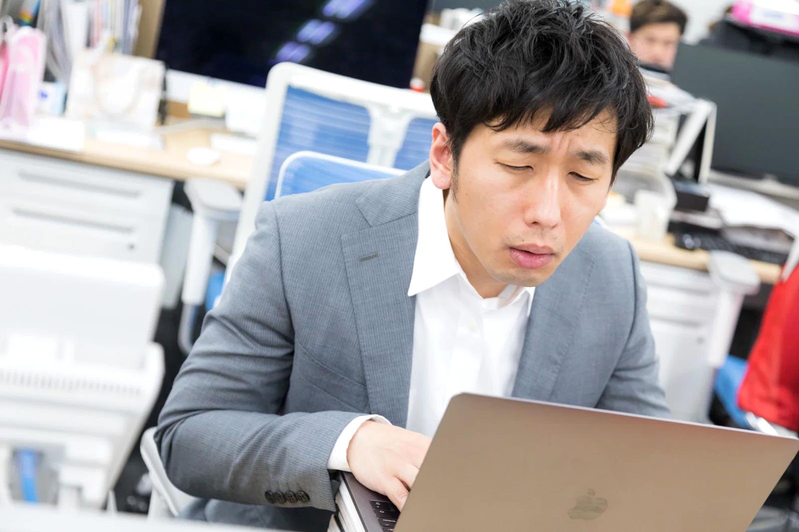 スマホ料金プランを見直して節約するイメージ
