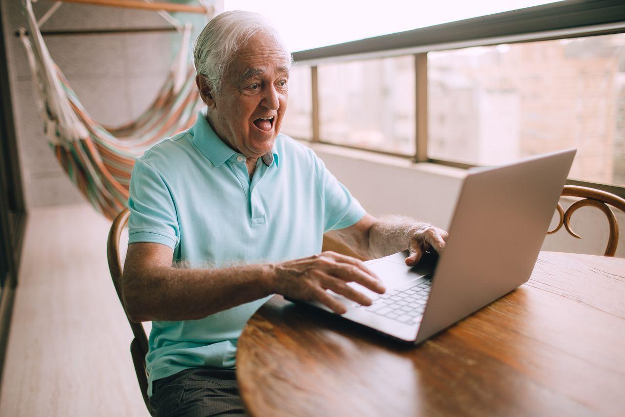 財産や相続の書類を整理しているイメージ