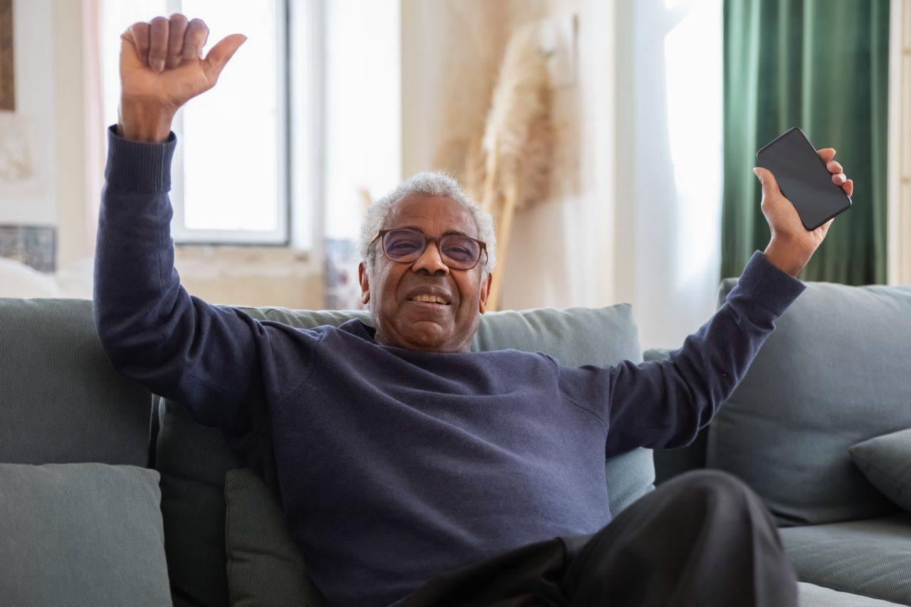 家族との会話を楽しみ笑顔で過ごす80代の親