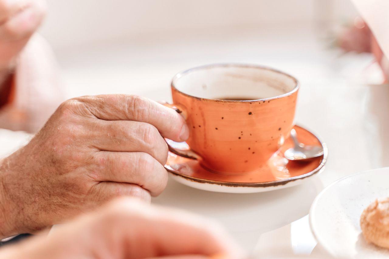 カフェイン飲料などの摂取タイミングに注意する様子