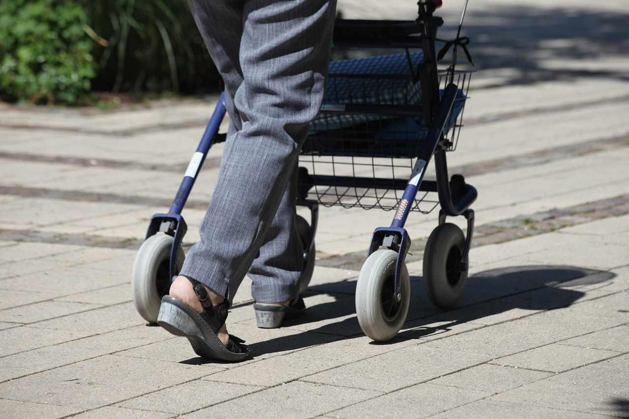 トイレ用洗剤を便器内面に泡状に塗布している高齢者の手