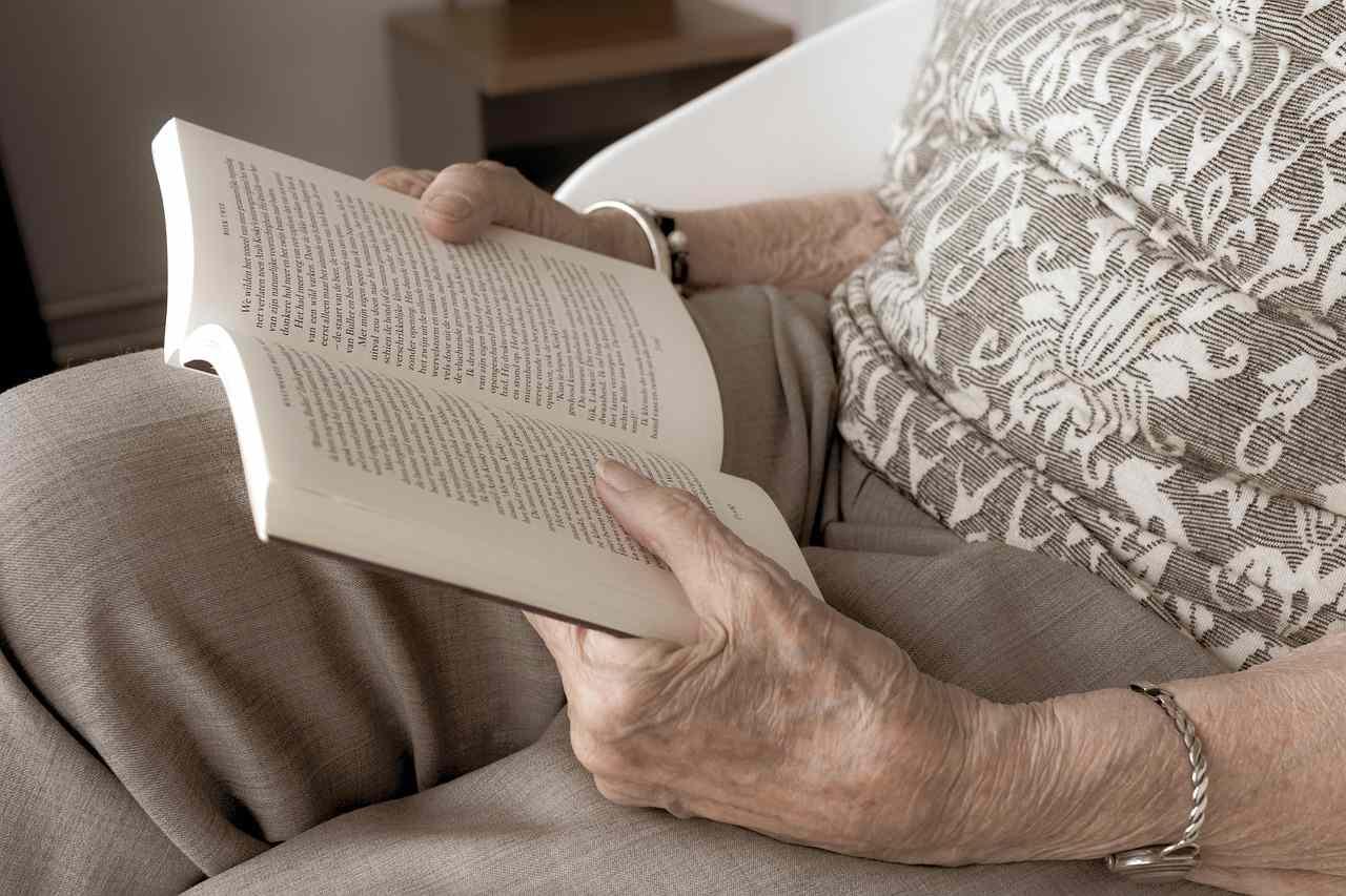 60代から目やにや乾燥対策を続けて健康的に暮らすシニアのイメージ