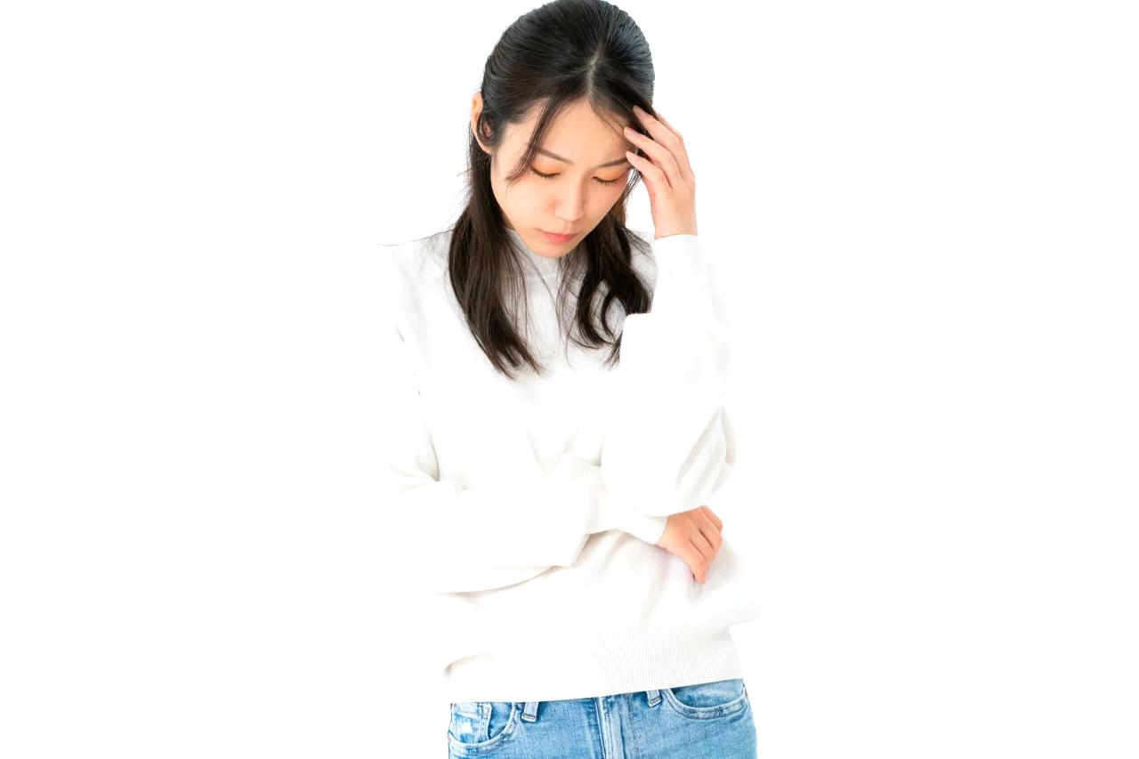 50代男性が肩に温湿布を貼っている様子