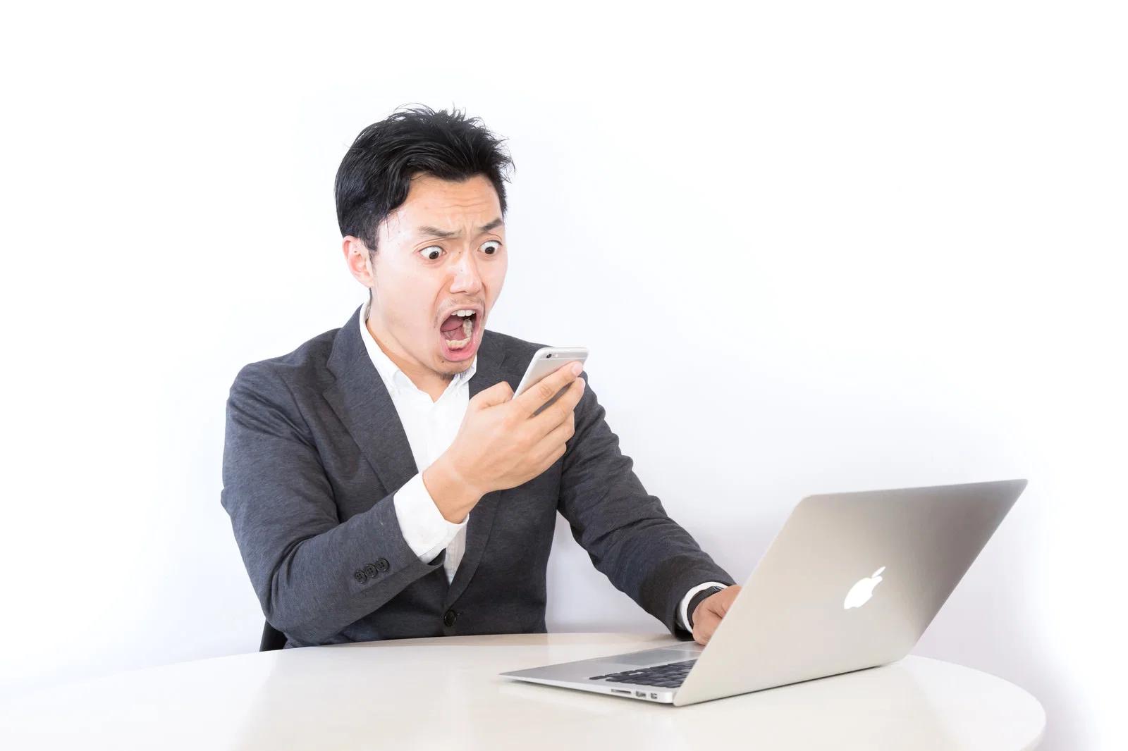 スマホやパソコン作業で目が疲れている様子