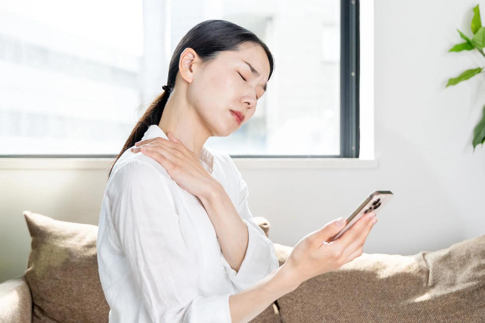 60代の男性が朝起きて体の重さを感じながらゆっくり歩く様子