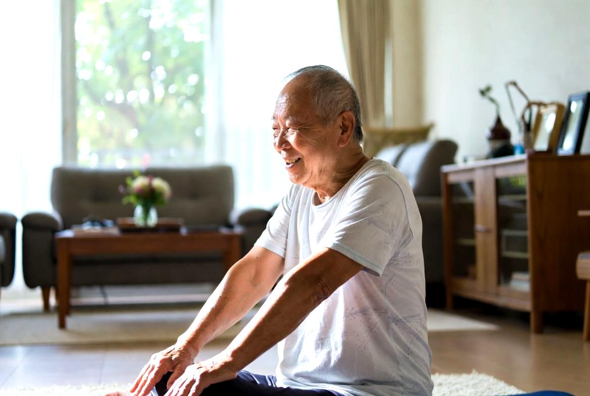 地域やオンラインで交流の場を探し、新しい一歩を考える50代の姿
