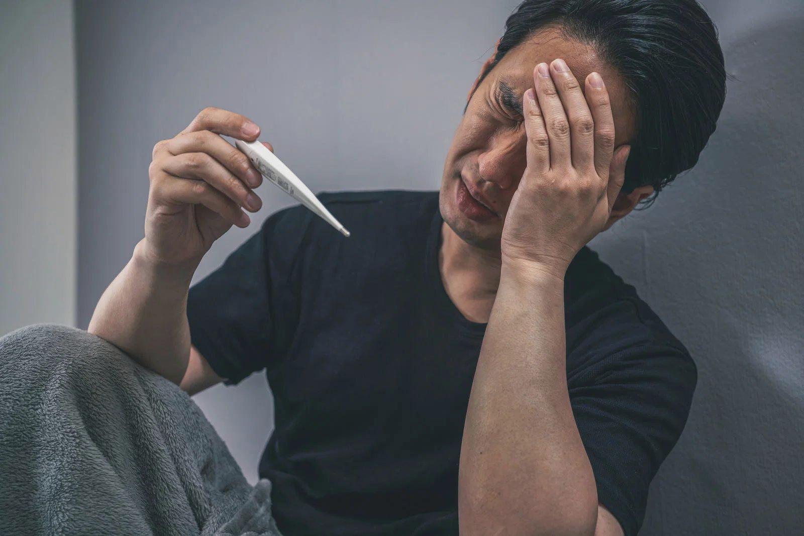 仕事と家事の合間に玄関掃除をして疲れた様子の40代