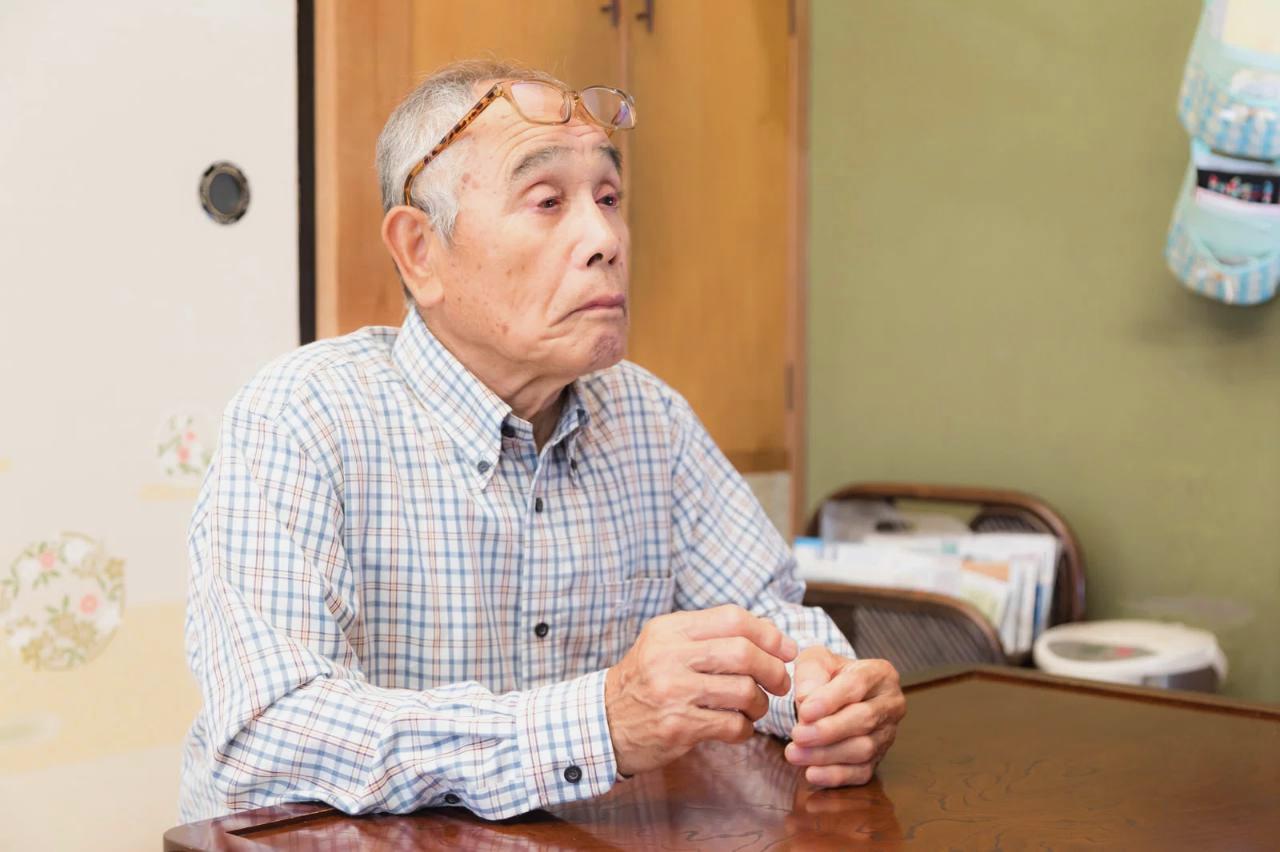 薬を確認しながら健康管理をする60代男性の姿