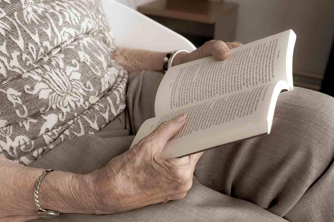 長時間座った生活で肩や足の不調を感じる高齢者