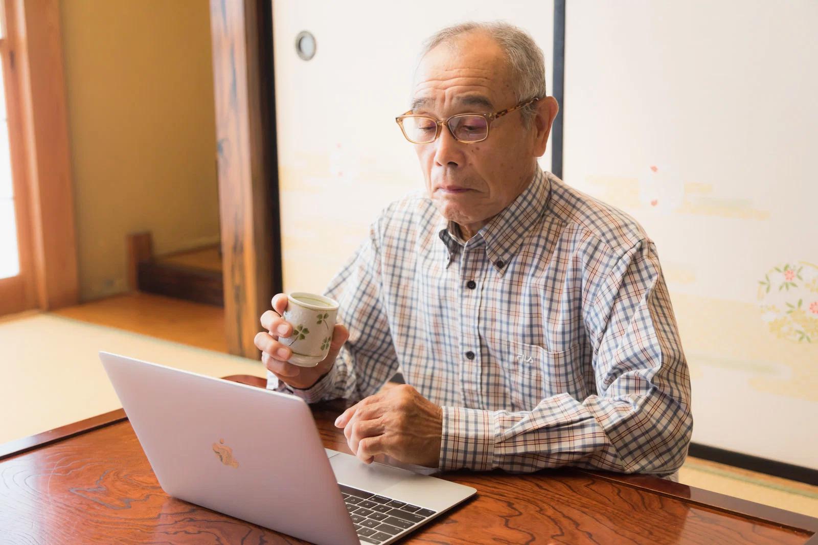 正しい姿勢でデスクワークをすることで腰や膝を守るイメージ