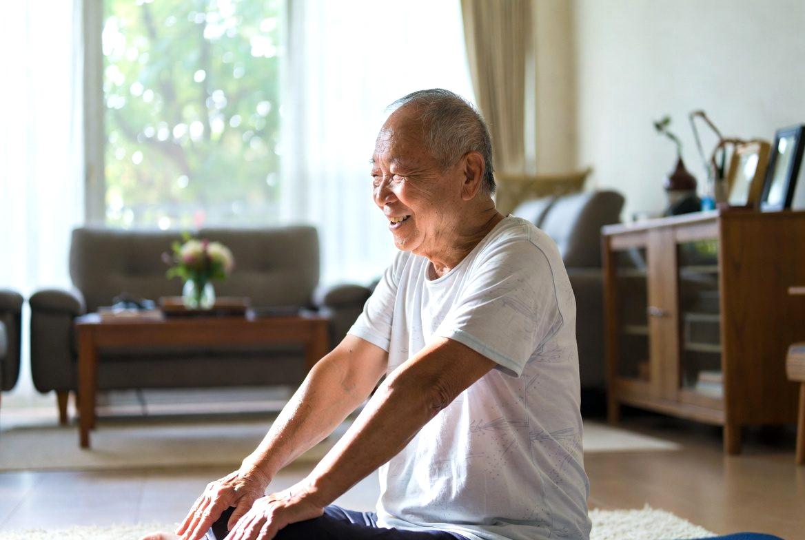 禁煙計画を書きながら前向きに取り組むシニア男性