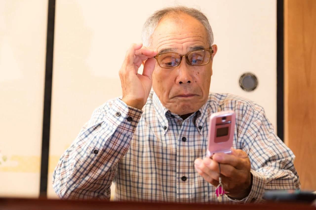 便利なトイレ掃除用品を選んでいる様子