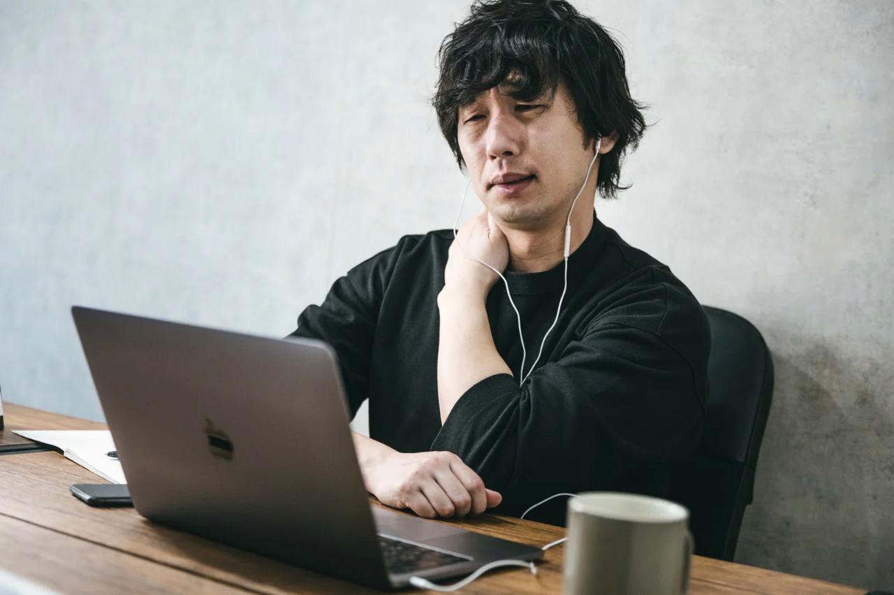 一人暮らしの男性がトイレ掃除の負担について考えている様子