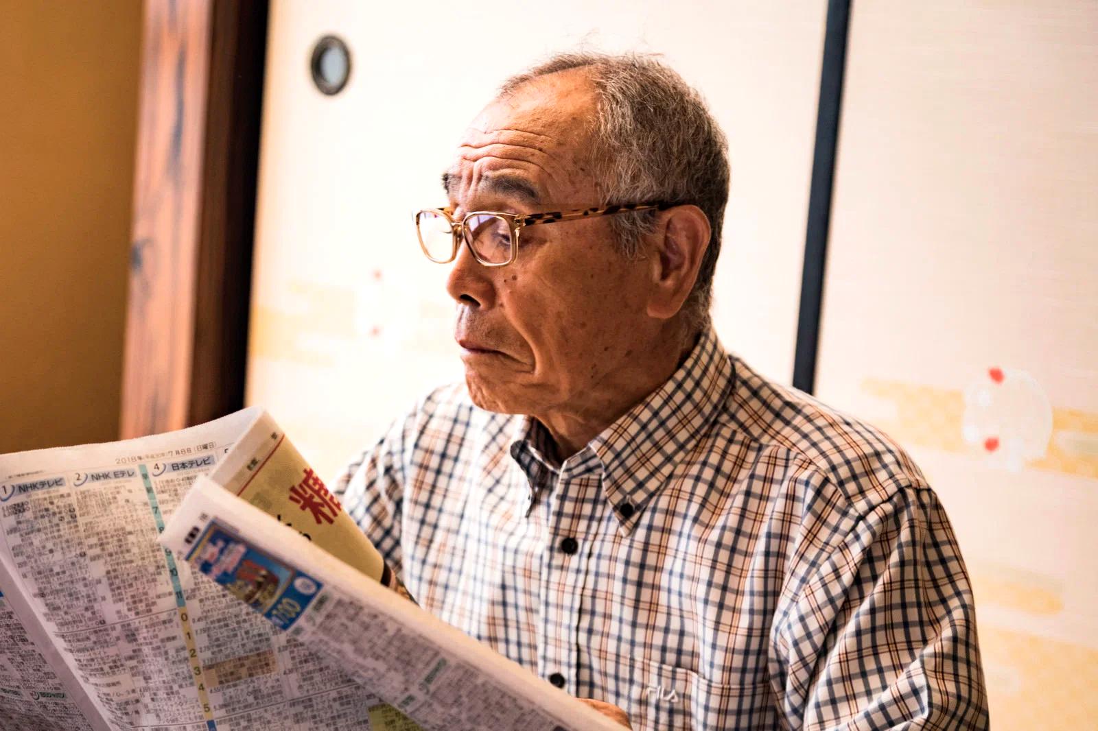 健康的な生活習慣を続ける高齢者の穏やかな日常のイメージ