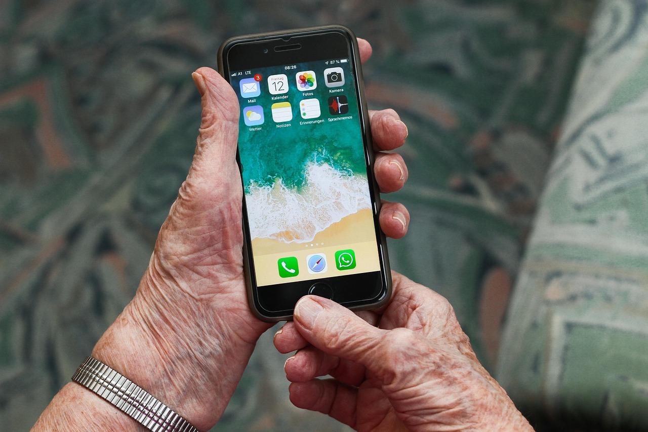 スマホを使って人と交流する高齢者