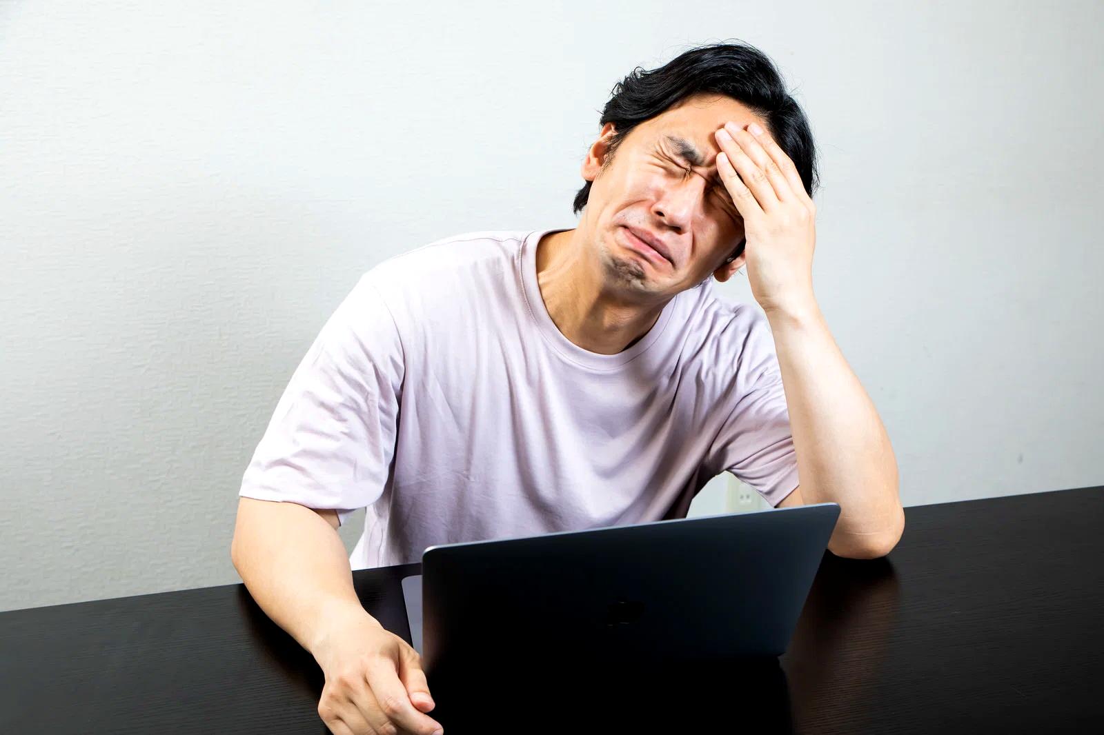 介護現場で同じ話を繰り返す高齢者に困惑しストレスを感じる様子