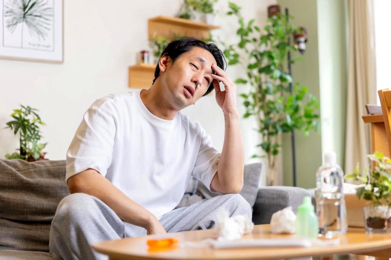 保存容器に料理を小分けして準備する家庭のキッチン
