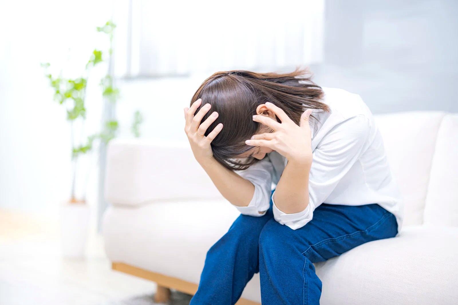 体調不良のサインに気づく中高年男性のイメージ