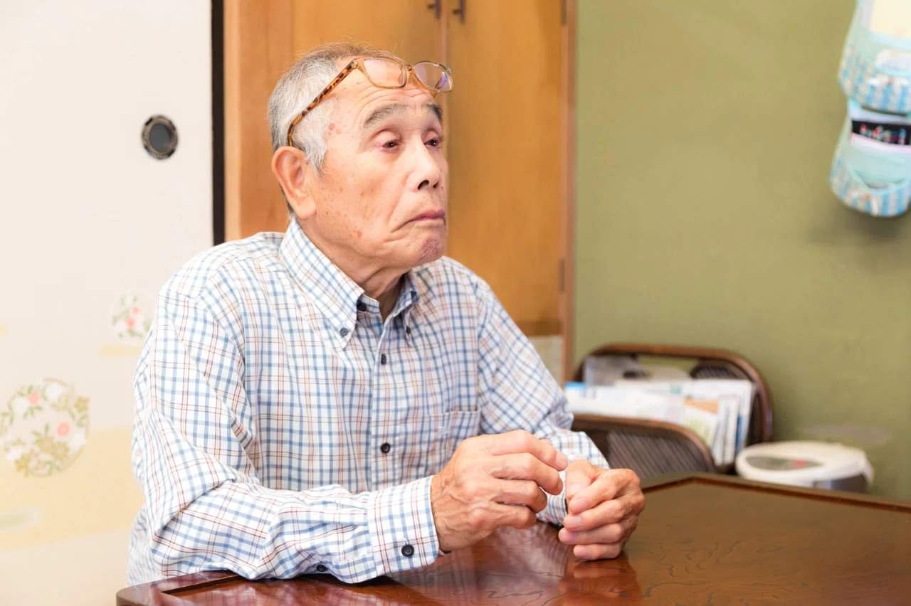 清潔なタオルで目元を整えるシニアのイメージ