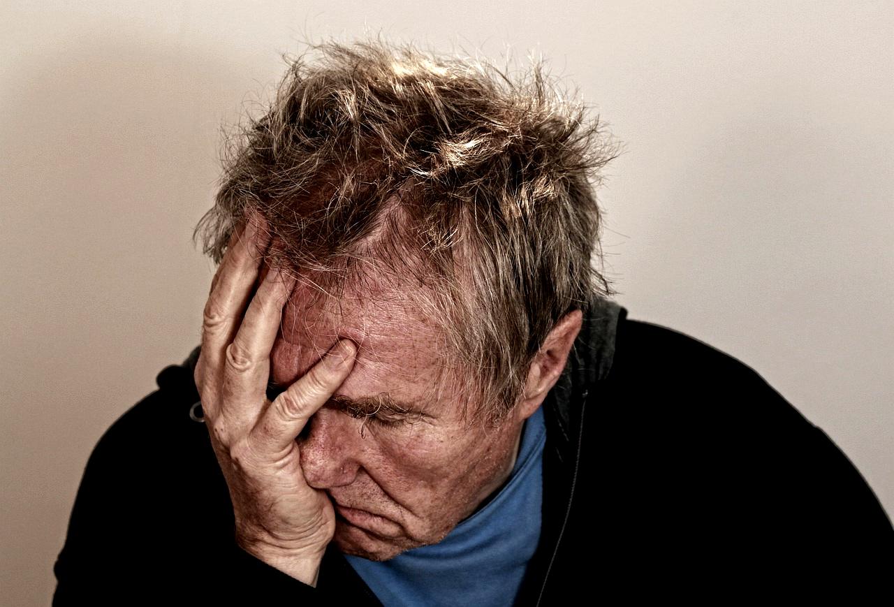 砂糖と肌のくすみの関係を示し、50代の老け見え原因を解説するイメージ