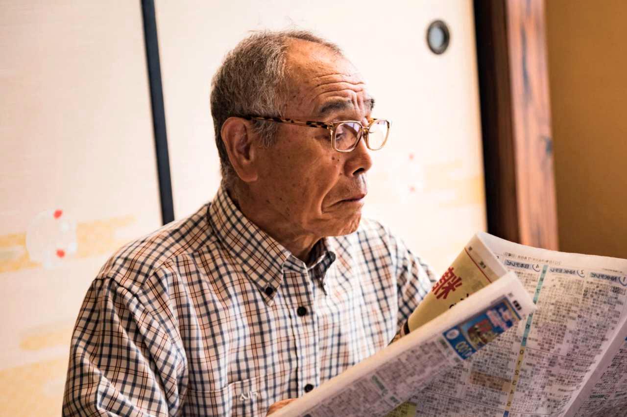 60代の目の変化や目やにの原因を確認するシニア男性のイメージ