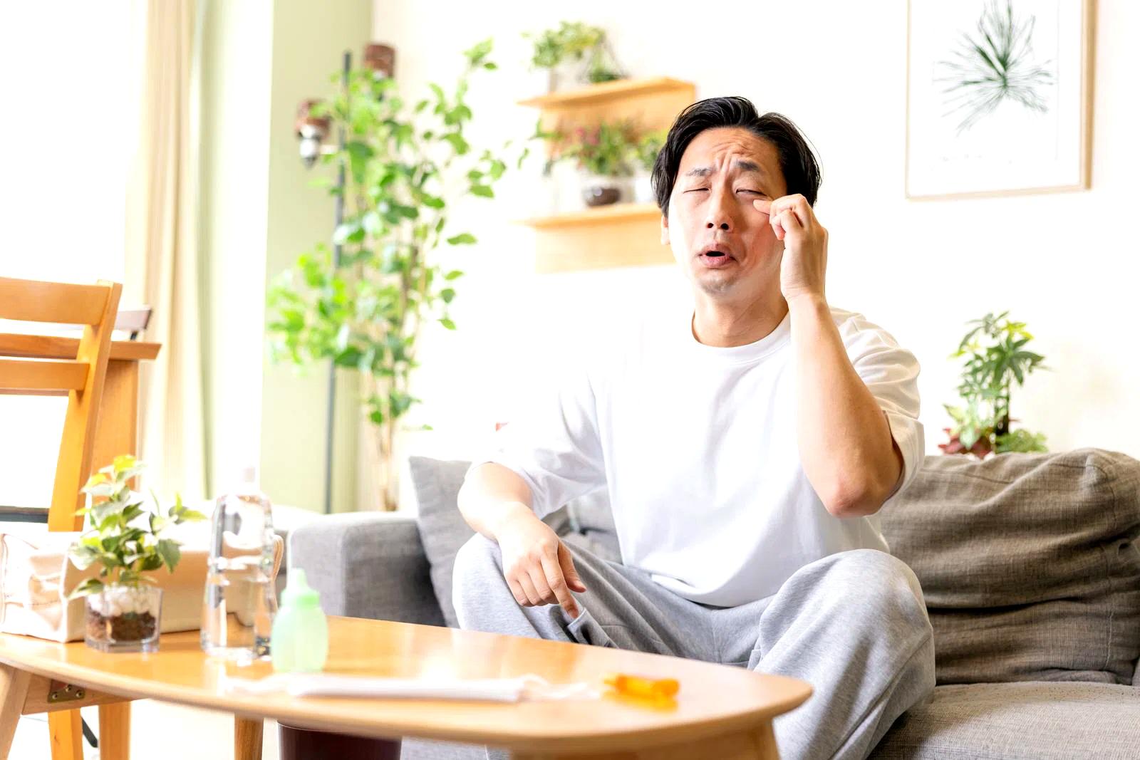 疲れやすさや体力低下のサインに気づく40代の男性のイメージ