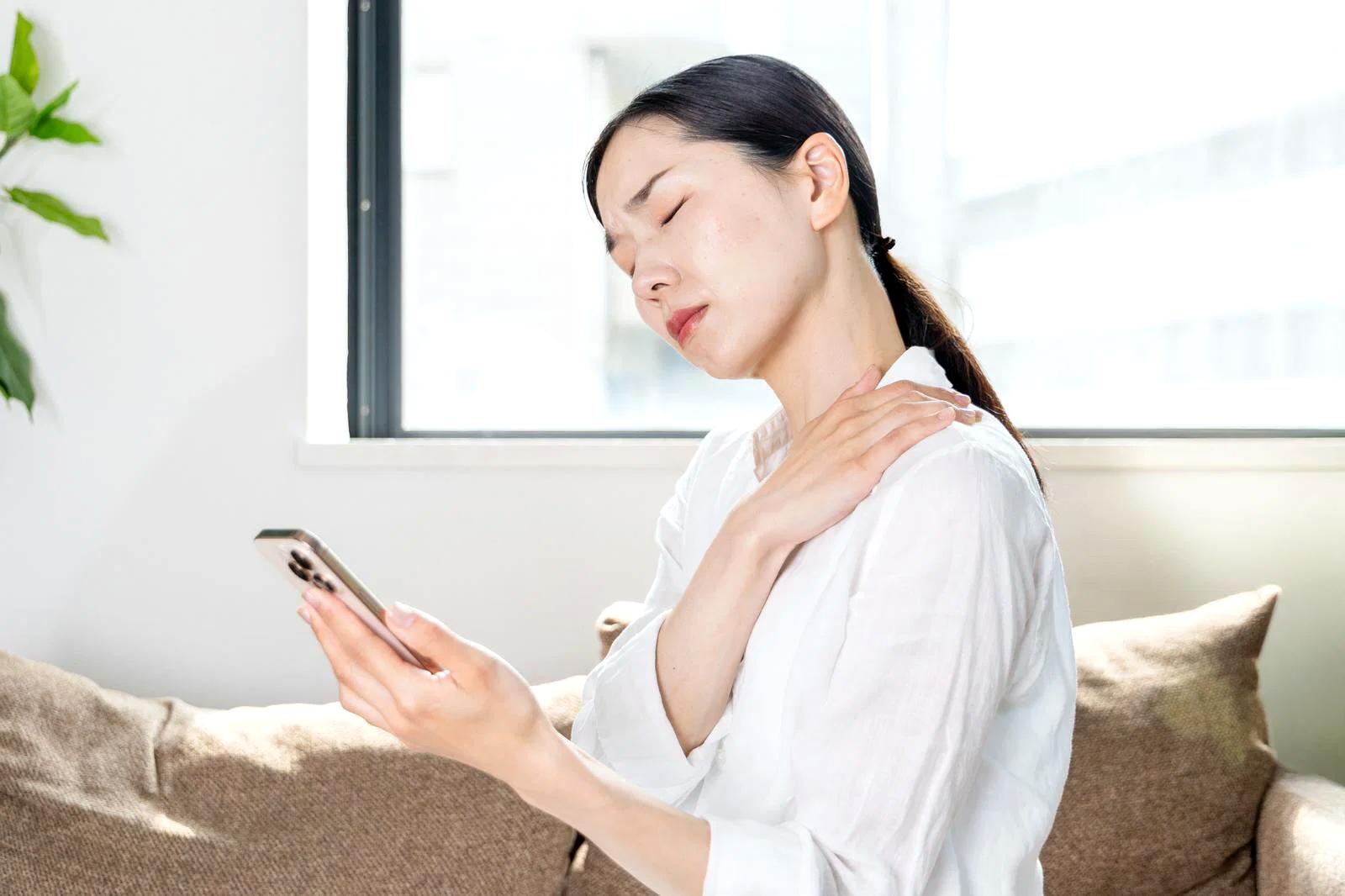 スマホやテレビの朝習慣が疲労に影響するイメージ