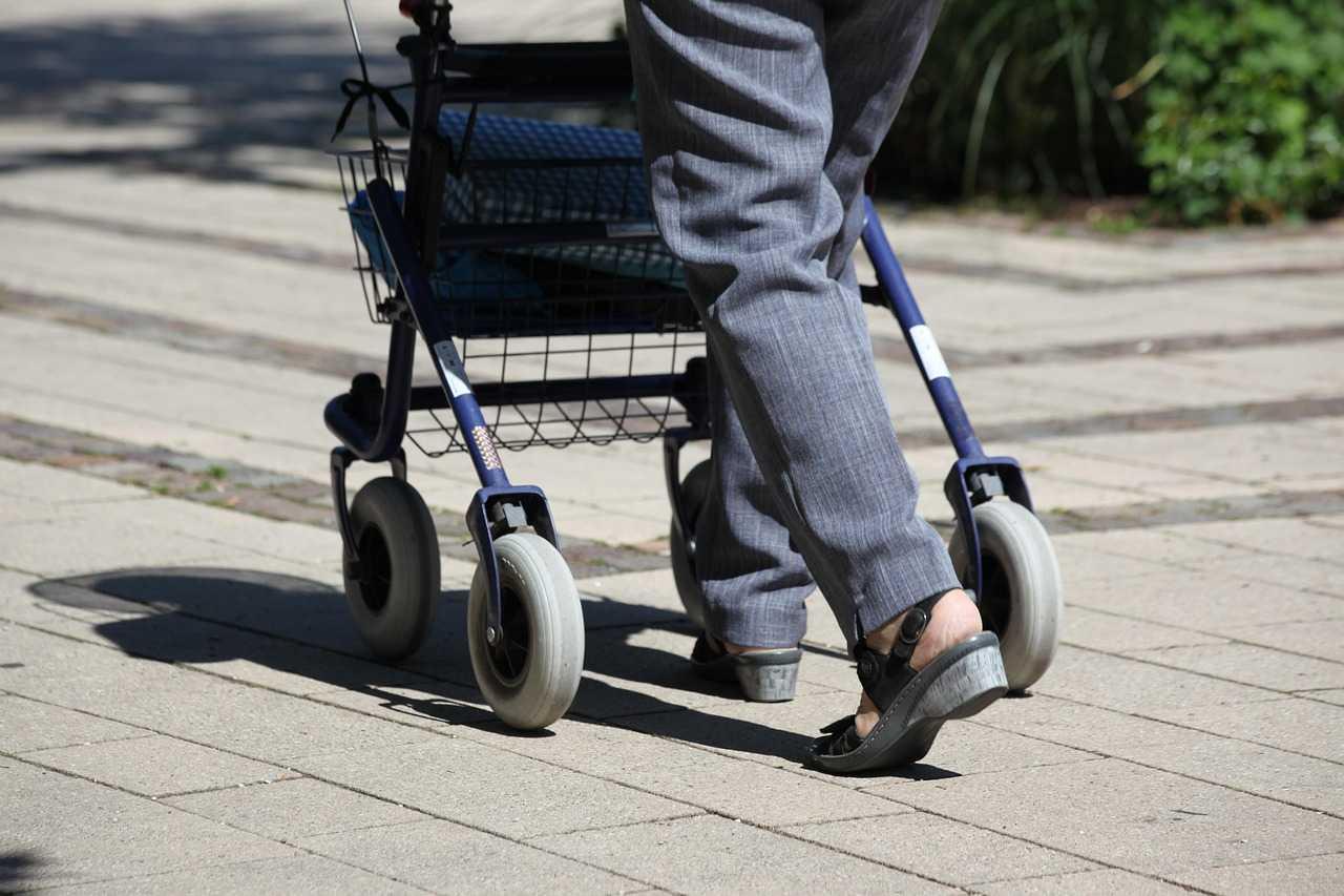 手すりや滑り止めを取り入れて安全に整えた高齢者向けの室内空間