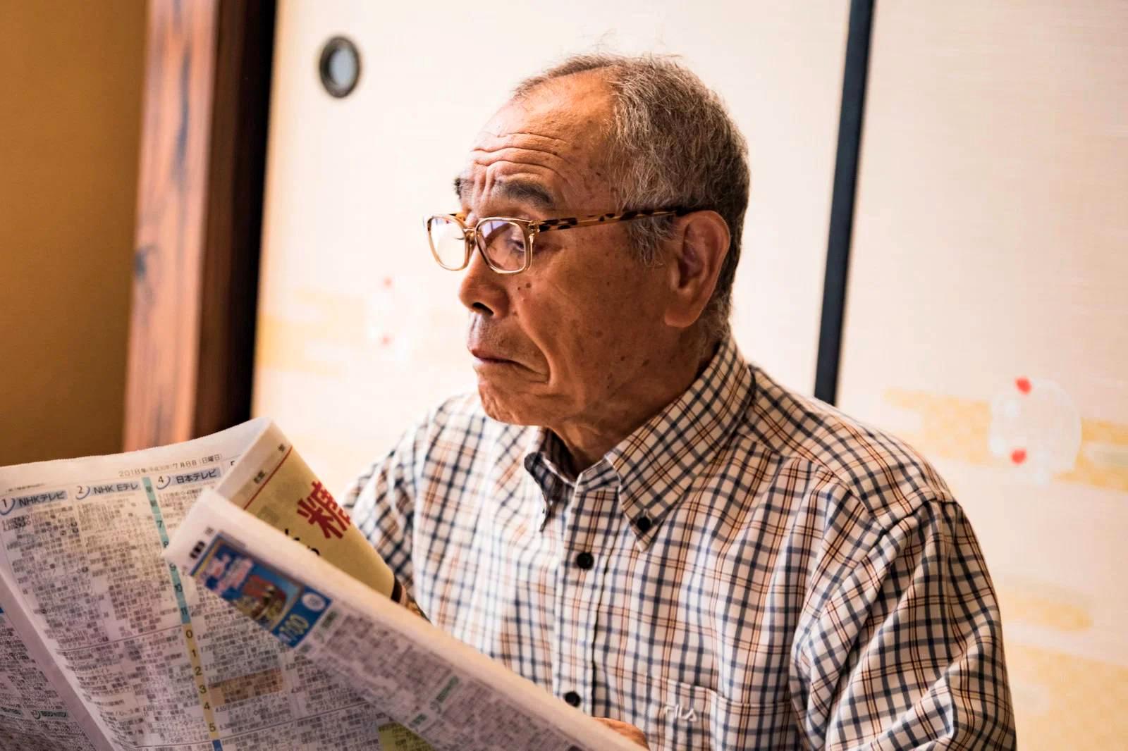 高齢の夫婦が会話をしながら耳の聞こえ方について考えている様子