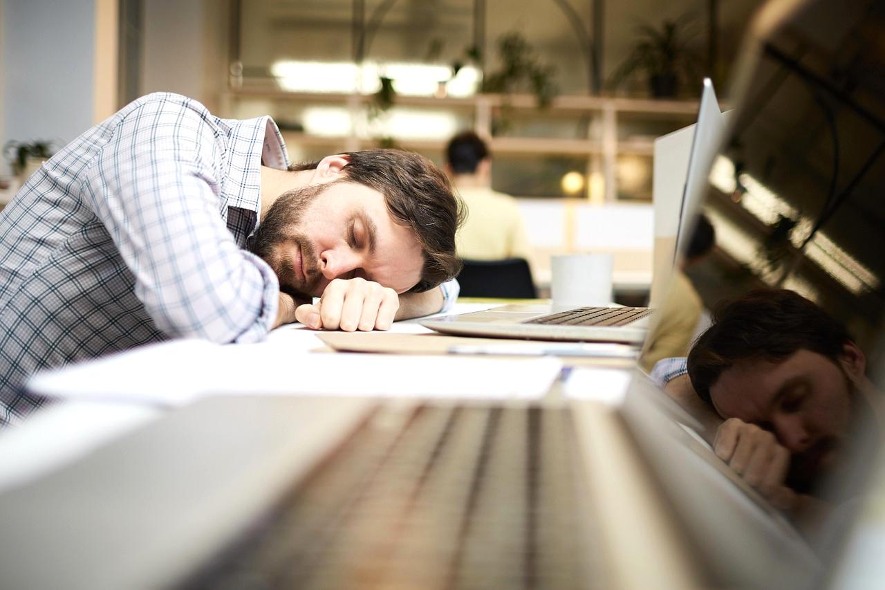 加齢による睡眠の質低下の仕組みを解説するイメージ