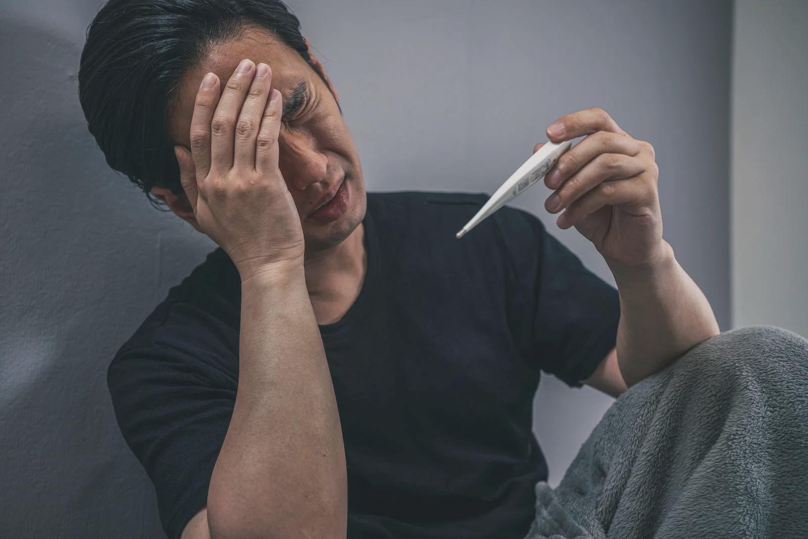 40代の家計不安を見つめながらライフプランと貯蓄を考えるイメージ