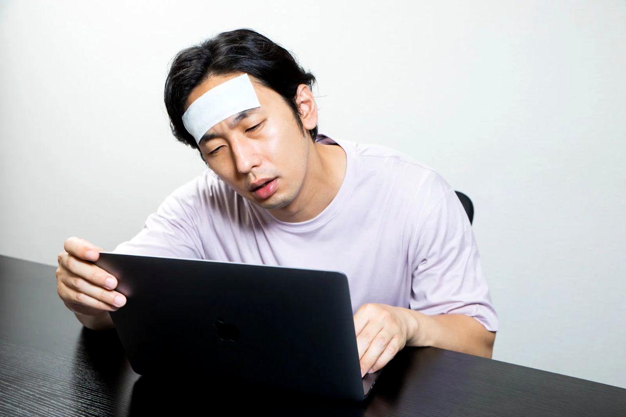 部屋に物が増える原因を確認しながら片付けを考える男性の様子