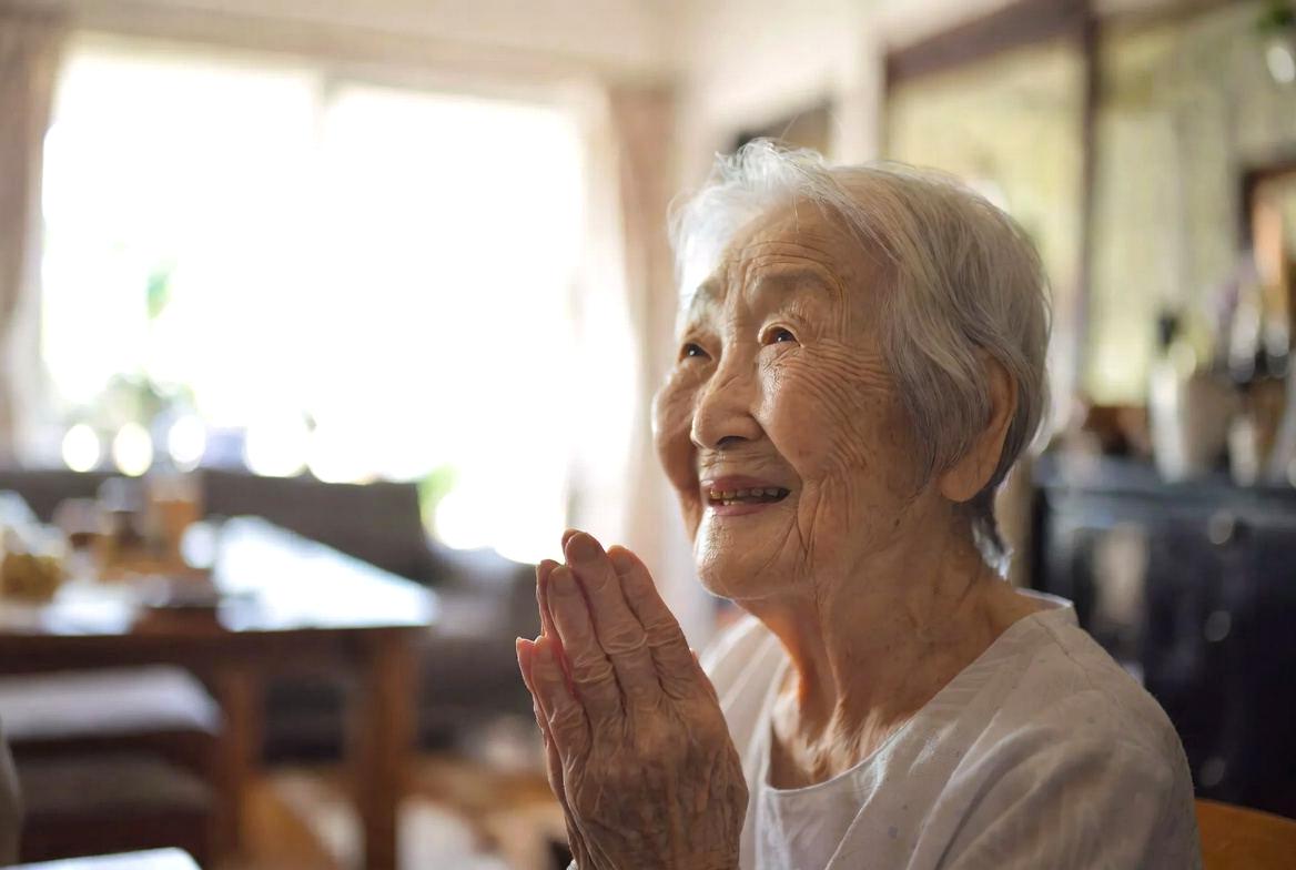シニア夫婦が無理なく楽しめる簡単な食卓と料理の様子