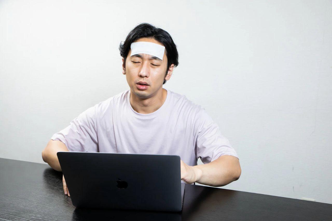 体調変化に注意しながら健康管理をする高齢者
