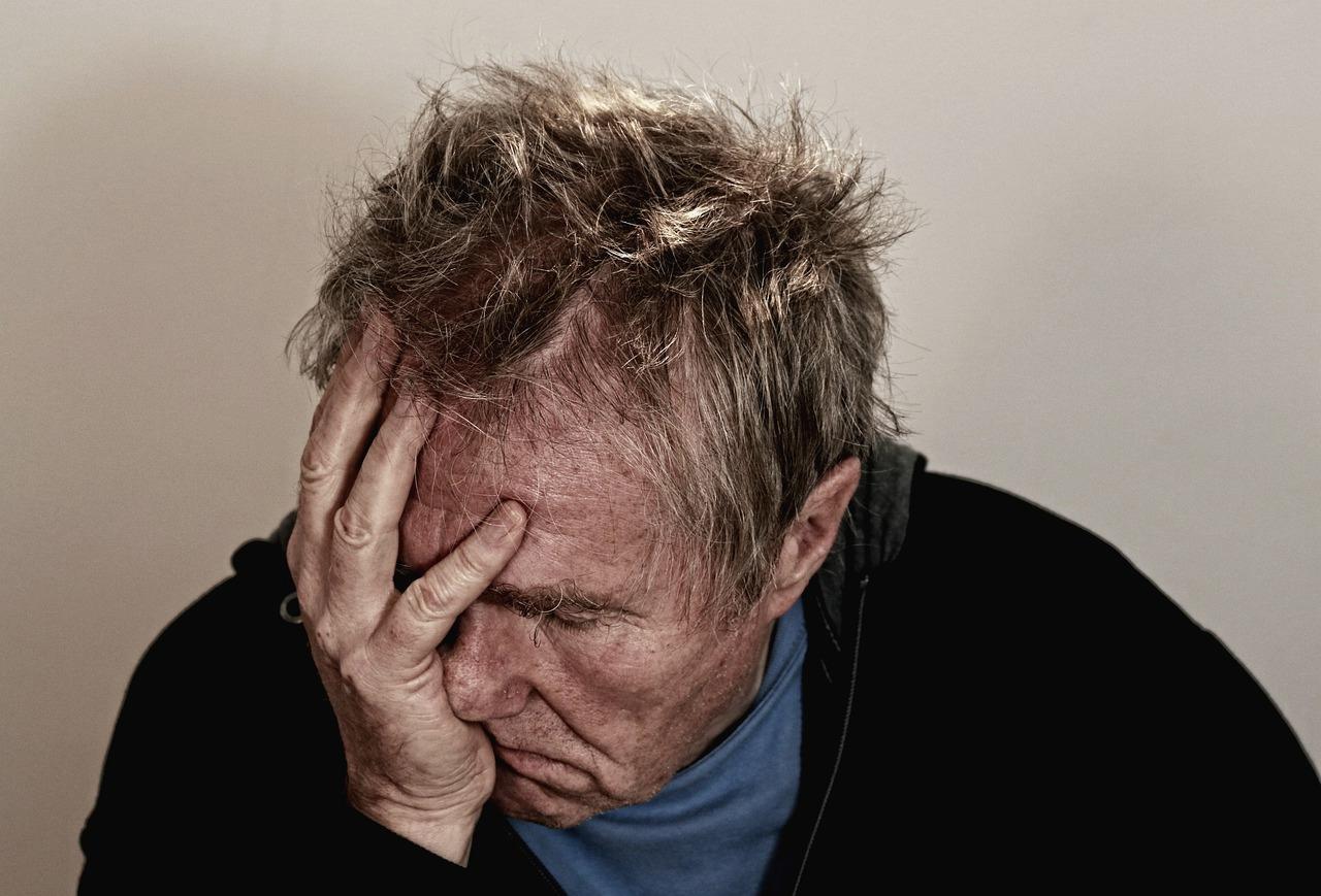 医療費や介護費の備えを考えるシニアと家計管理の様子