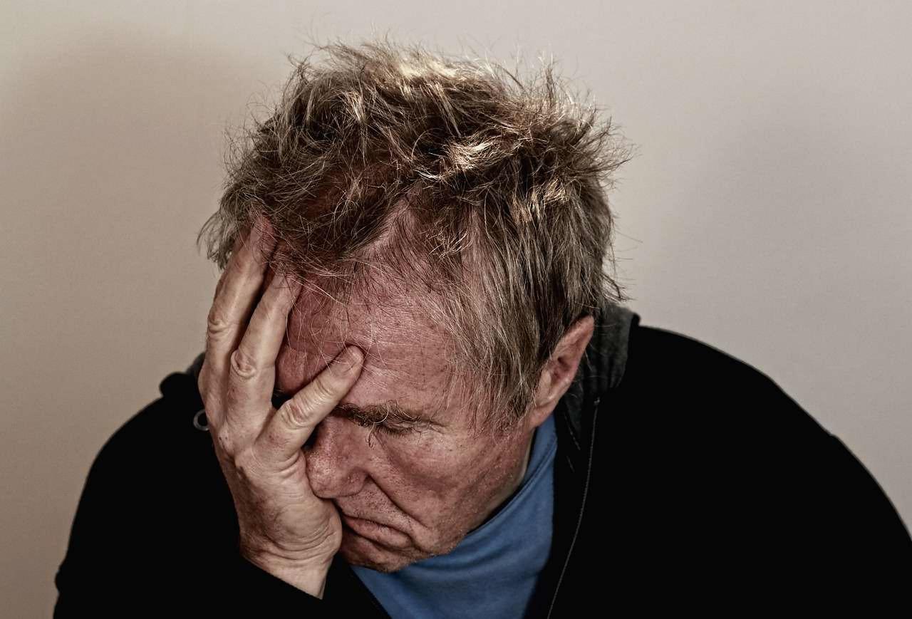 老後のお金について考える80代の高齢者と家計相談のイメージ