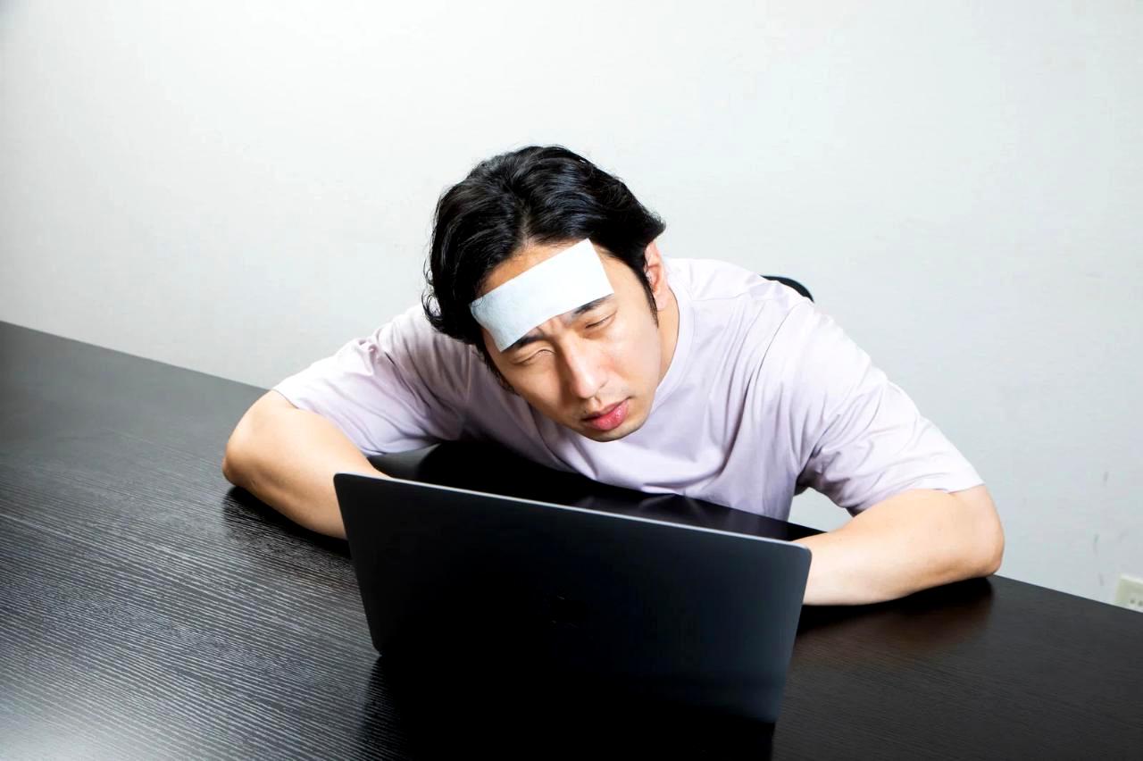 タバコの害について考え健康管理をするシニア男性