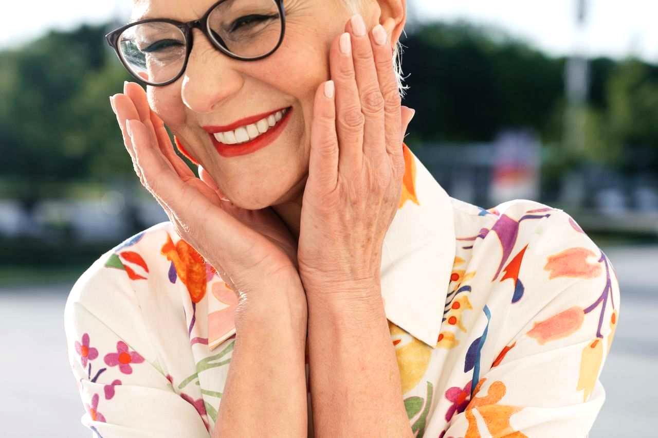ひとり時間と趣味を楽しみながら心地よく暮らす70代女性の明るい日常