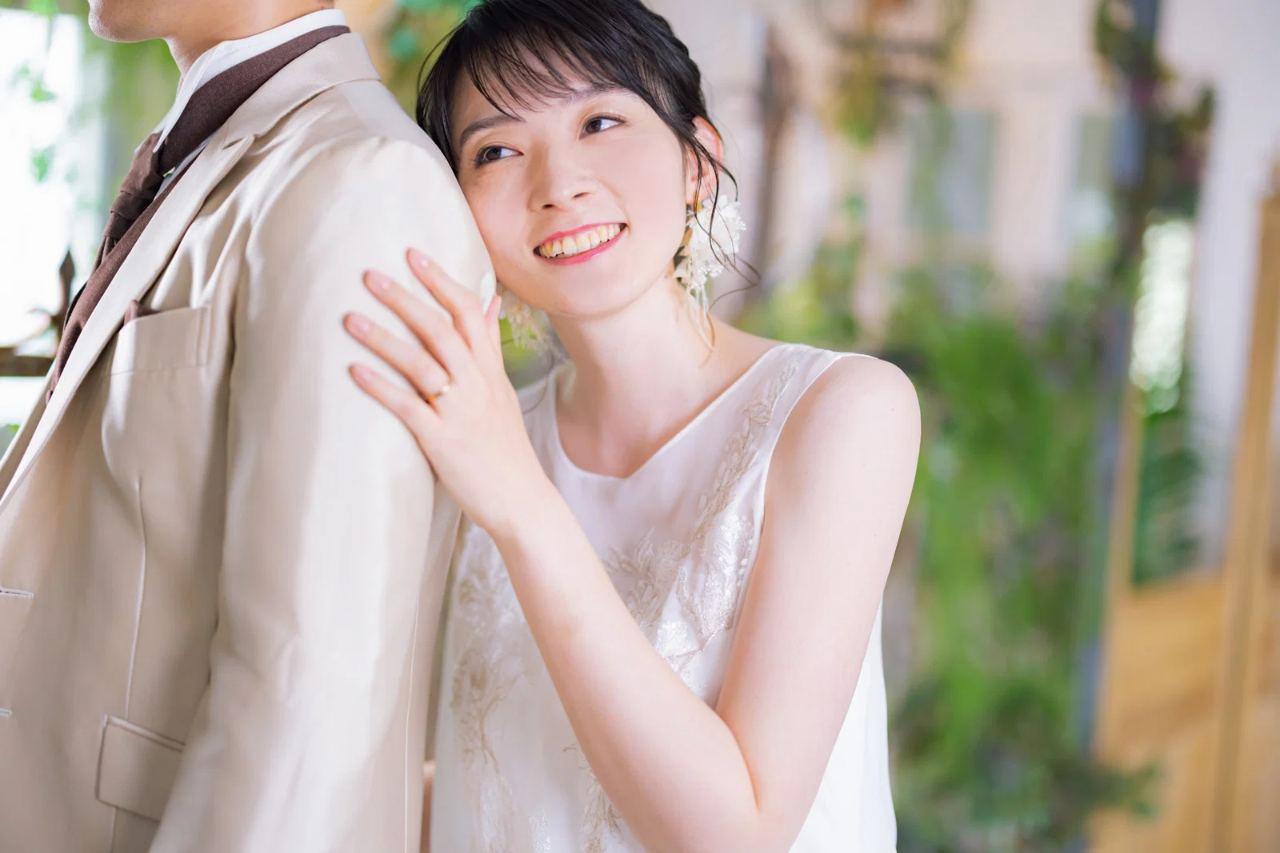 短時間の掃除習慣で部屋をきれいに保つ男性の様子