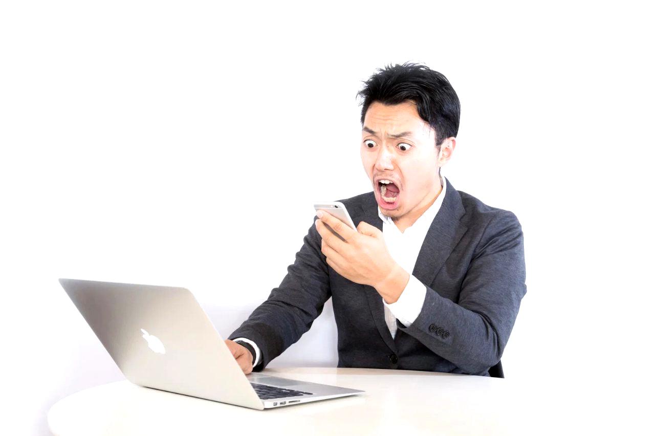 高齢者がタブレット端末で家族や友人の写真を見ている様子