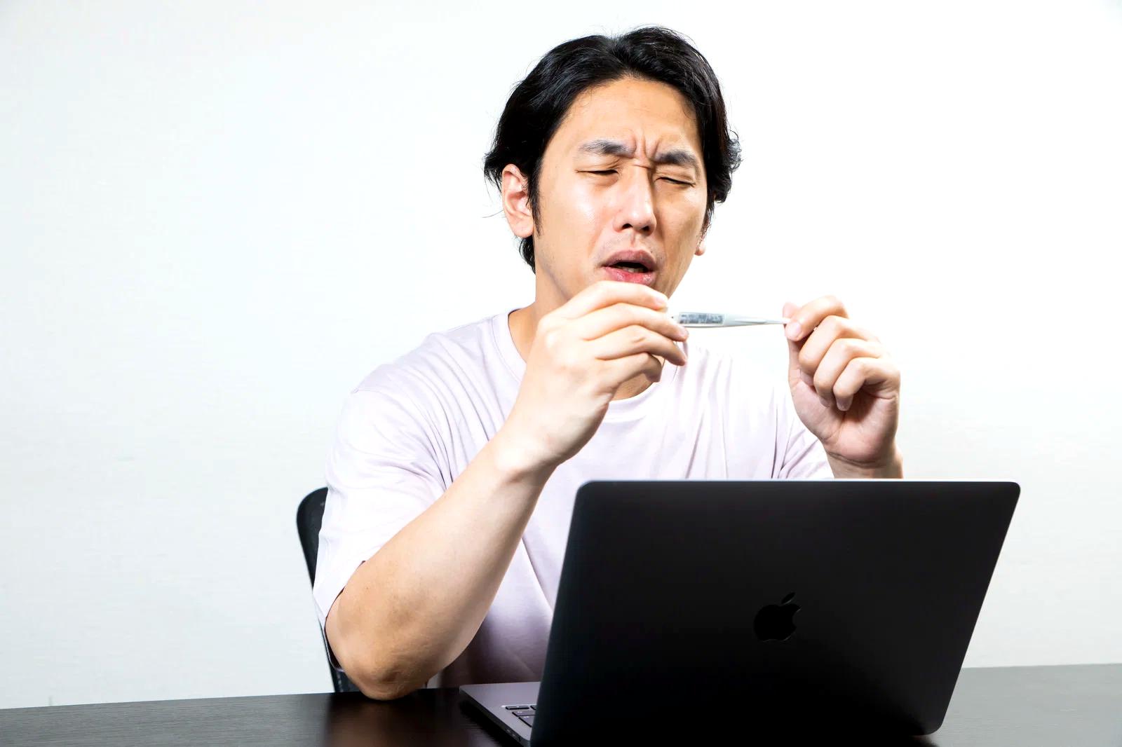 加齢による体力低下と疲れやすさの原因を解説するイメージ