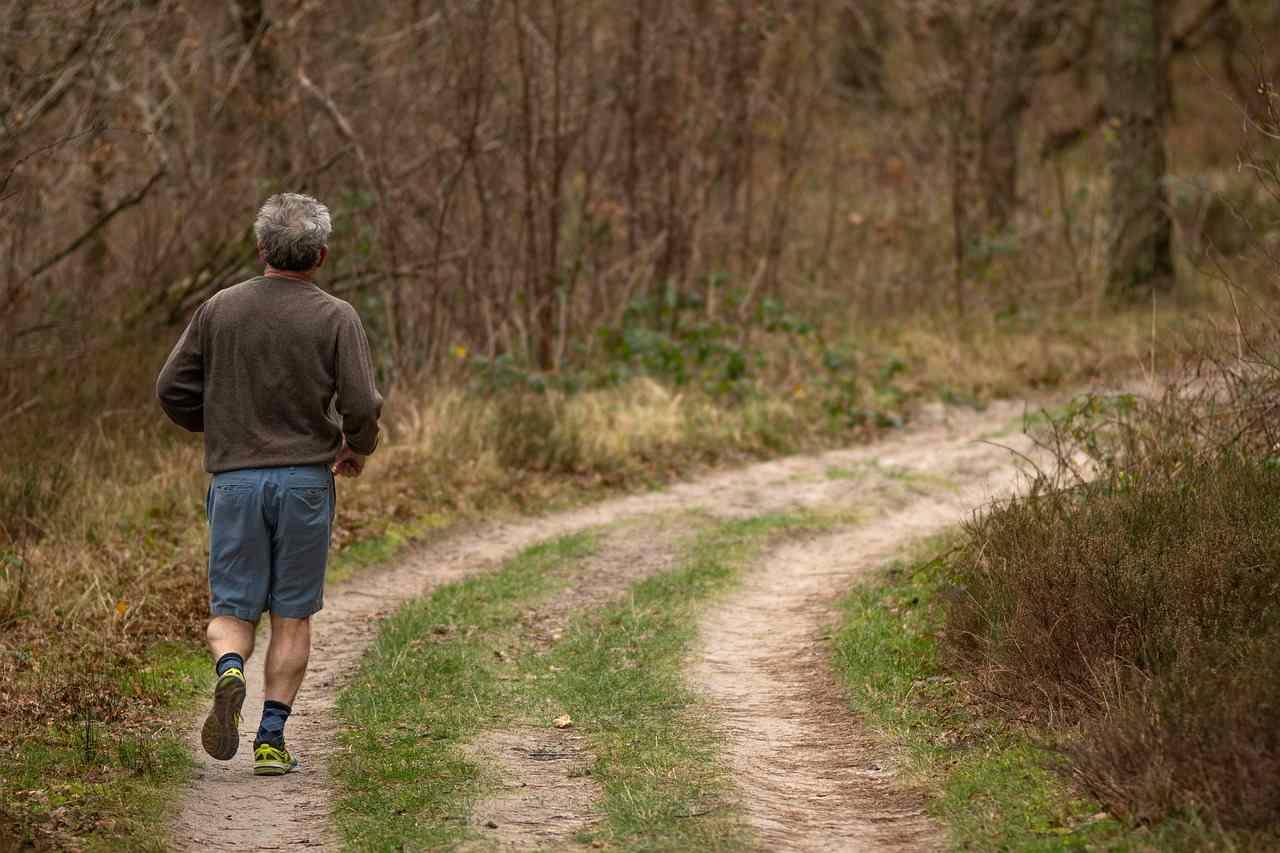 背筋を伸ばして健康的な姿勢を保つシニアのイメージ