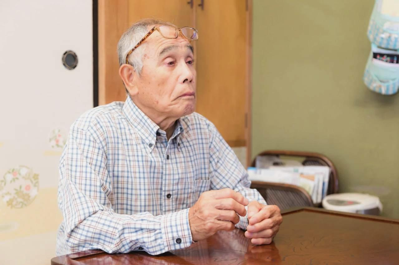 白色・黄色・緑色・血混じりなど、様々な色の目やにを並べた比較写真