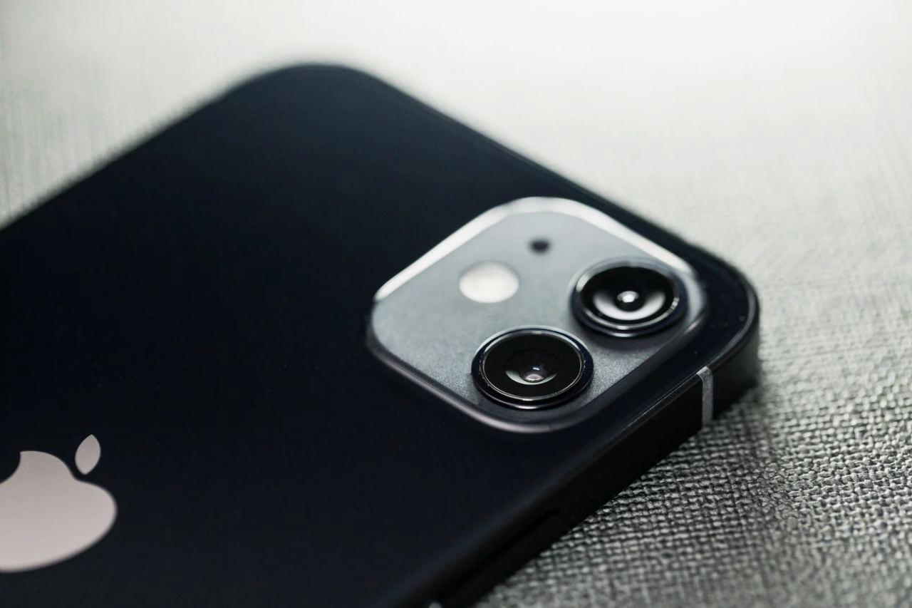 ウォーキング記録を確認するスマートフォンと男性