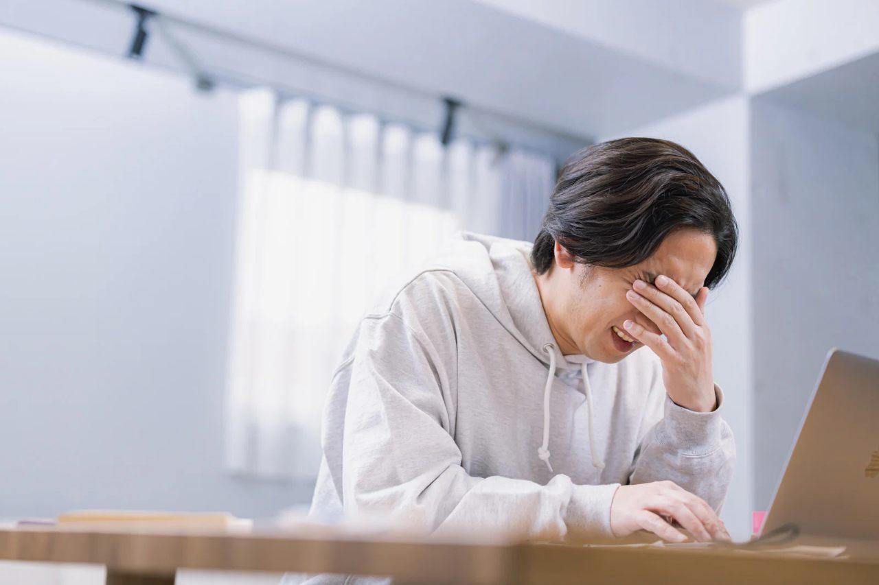 快適なデスク環境で健康的に働く様子を表した画像