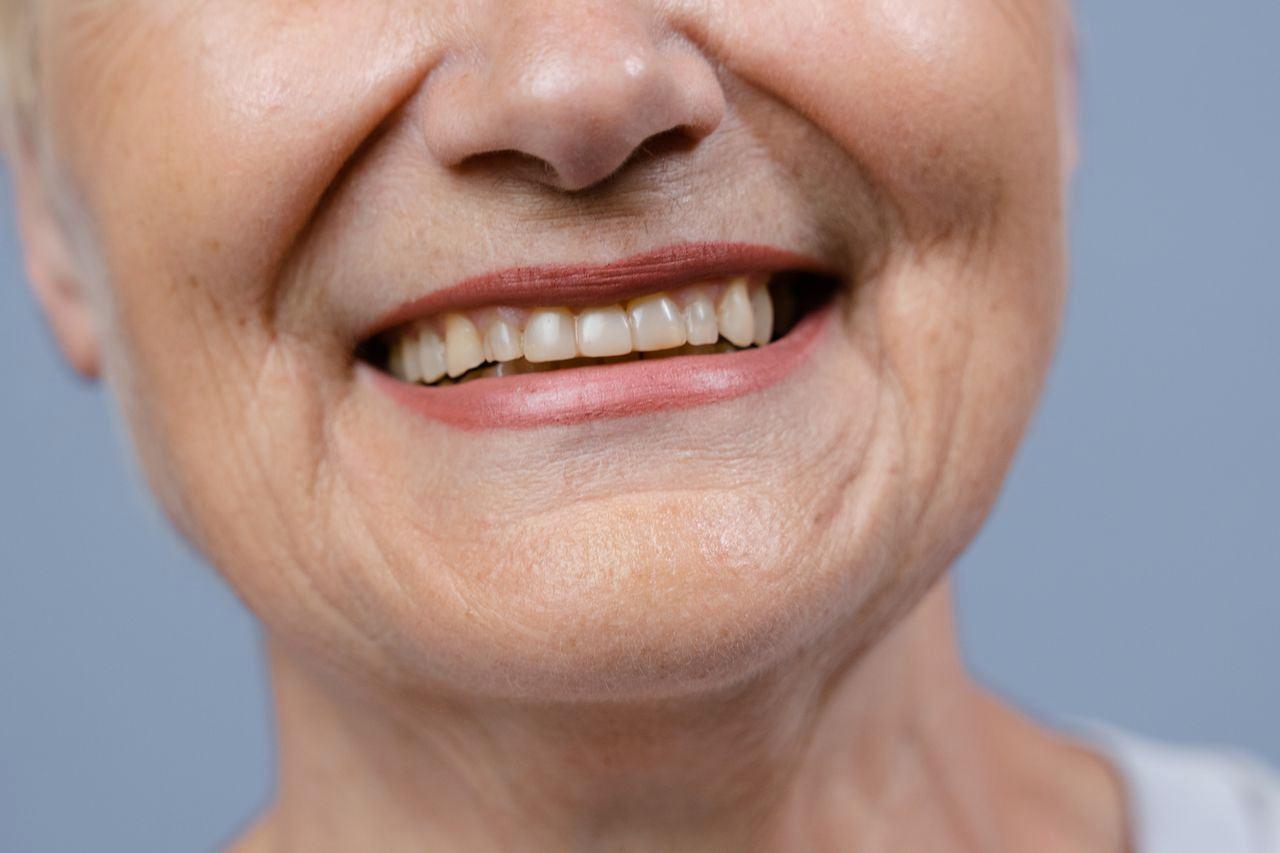 80代のシニアが自宅で創作活動に没頭する様子