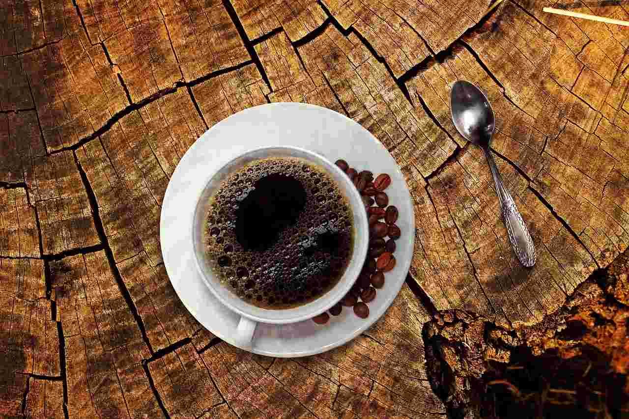 時間を確認しながらコーヒーを飲む様子